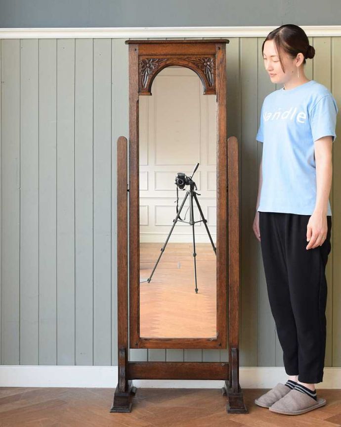 アンティーク ミラー（鏡）　アンティーク雑貨　女性らしく美しいシュバルミラー、お部屋で実用的に使えるアンティーク家具(姿見)。みんなが欲しい実力派アンティークミラーシュバルミラーとは全身が見れる大きな姿見のこと。(q-1919-f)