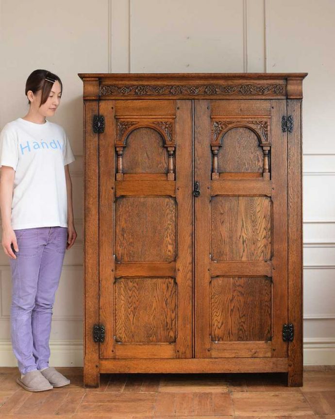 アンティークのキャビネット　アンティーク家具　アンティーク英国輸入家具、お花の彫刻が素敵な背の低いワードローブ。実は隠れた人気モノのアンティークアンティーク家具の中でリクエストが多いワードローブ。(q-1920-f)