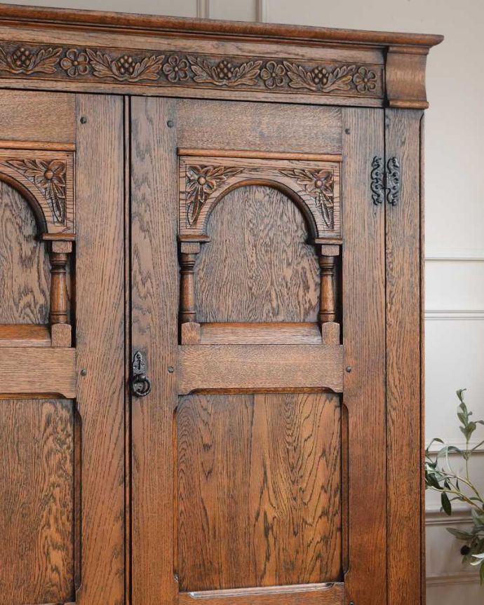 アンティークのキャビネット　アンティーク家具　アンティーク英国輸入家具、お花の彫刻が素敵な背の低いワードローブ。アンティークらしい装飾が魅力サイズの大きい家具だからこそ、やっぱり美しい装飾がアンティークの魅力。(q-1920-f)