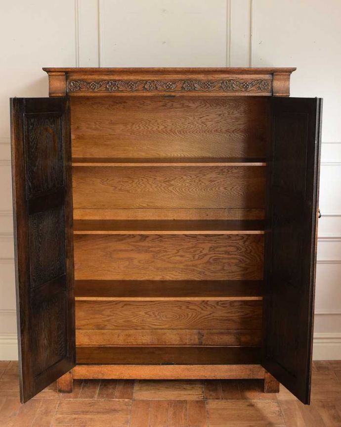 アンティークのキャビネット　アンティーク家具　アンティーク英国輸入家具、お花の彫刻が素敵な背の低いワードローブ。扉を開けて中を見ると･･･こんな感じで、たっぷり収納できます。(q-1920-f)