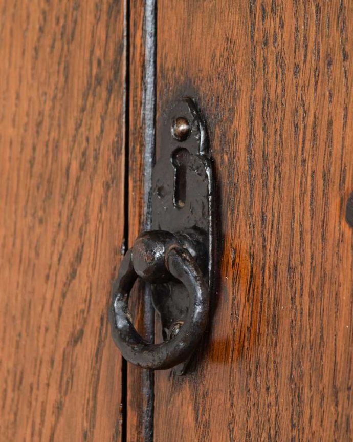 アンティークのキャビネット　アンティーク家具　アンティーク英国輸入家具、お花の彫刻が素敵な背の低いワードローブ。アンティークらしい素敵な取っ手取っ手のデザインも美しい･･･こんなところからもアンティークらしさが感じられます。(q-1920-f)