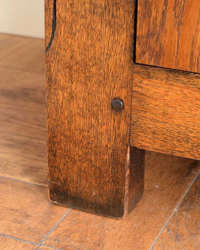 アンティークのキャビネット　アンティーク家具　アンティーク英国輸入家具、お花の彫刻が素敵な背の低いワードローブ。女性でも運べちゃう理由は･･･Handleのアンティークは、脚の裏にフェルトキーパーをお付けしていますので、重い家具でも床を滑らせて移動出来ます。(q-1920-f)