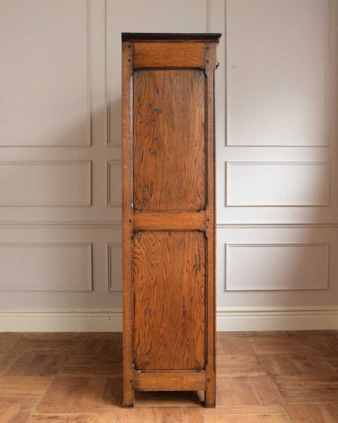 アンティークのキャビネット　アンティーク家具　アンティーク英国輸入家具、お花の彫刻が素敵な背の低いワードローブ。横から見た姿もステキ正面だけじゃなく横から見るとこんな感じです。(q-1920-f)