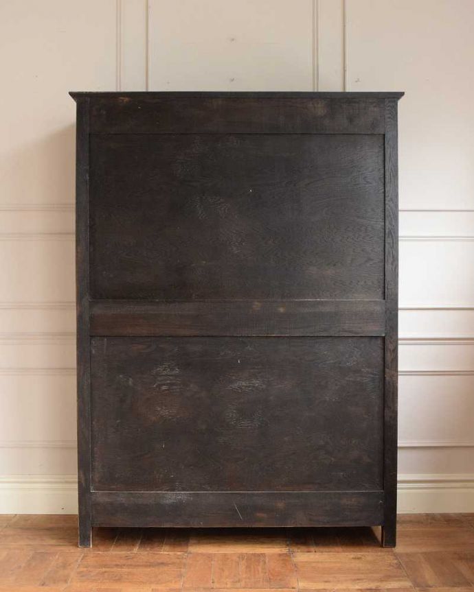 アンティークのキャビネット　アンティーク家具　アンティーク英国輸入家具、お花の彫刻が素敵な背の低いワードローブ。実は後ろ姿もキレイなんです。(q-1920-f)