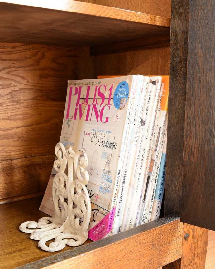 アンティークのキャビネット　アンティーク家具　アンティーク英国輸入家具、お花の彫刻が素敵な背の低いワードローブ。扉の中は収納たっぷりA4サイズの雑誌までしっかり収納出来ちゃう大きさ。(q-1920-f)