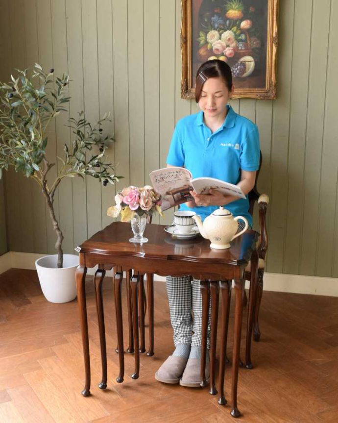 アンティークのテーブル　アンティーク家具　英国のシックなアンティーク家具、4台セットの美しいネストテーブル　。親子一緒の姿が可愛いネストテーブルネストとは巣のこと。(q-1921-f)