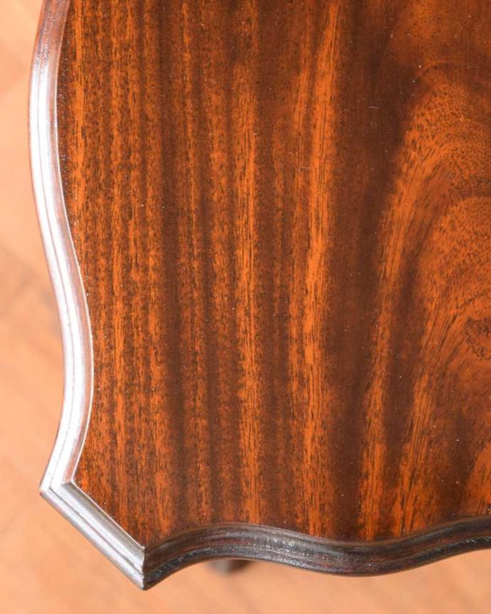 アンティークのテーブル　アンティーク家具　英国のシックなアンティーク家具、4台セットの美しいネストテーブル　。天板も修復したのでキレイです修復の時、古い塗装を剥離して再塗装してあるので天板もピカピカです。(q-1921-f)