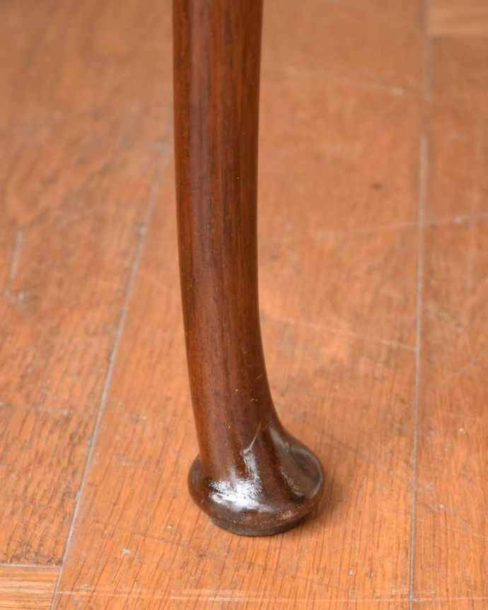 アンティークのテーブル　アンティーク家具　英国のシックなアンティーク家具、4台セットの美しいネストテーブル　。持ち上げなくても移動できます！Handleのアンティークは、脚の裏にフェルトキーパーをお付けしていますので、床を滑らせてれば移動が簡単です。(q-1921-f)