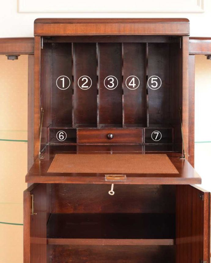 ビューロー　アンティーク家具　本棚とビューローがセットになった、ゴシックデザインのアンティークサイドバイサイド。デスク部分にはお片付け上手のヒミツ細々としたものがキレイに収納できるように細かく仕切られているので、いろんなものをスッキリ片付けられます。(q-1922-f)