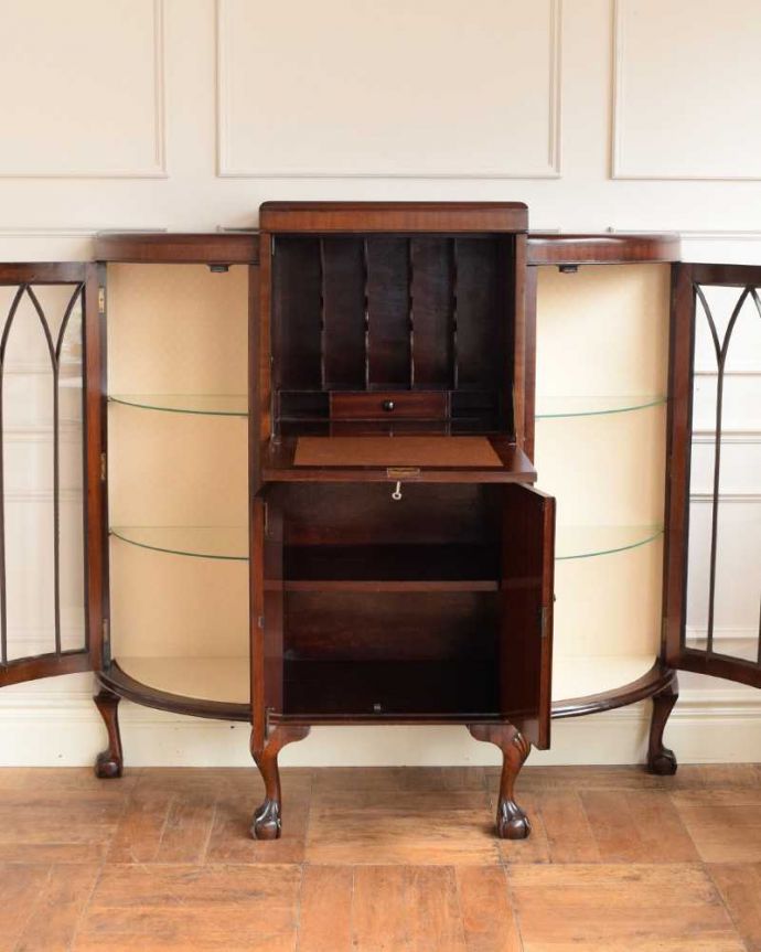 ビューロー　アンティーク家具　本棚とビューローがセットになった、ゴシックデザインのアンティークサイドバイサイド。扉を開けてみると･･･専門の職人がしっかり修復したので、扉の中もこんな感じでキレイです。(q-1922-f)