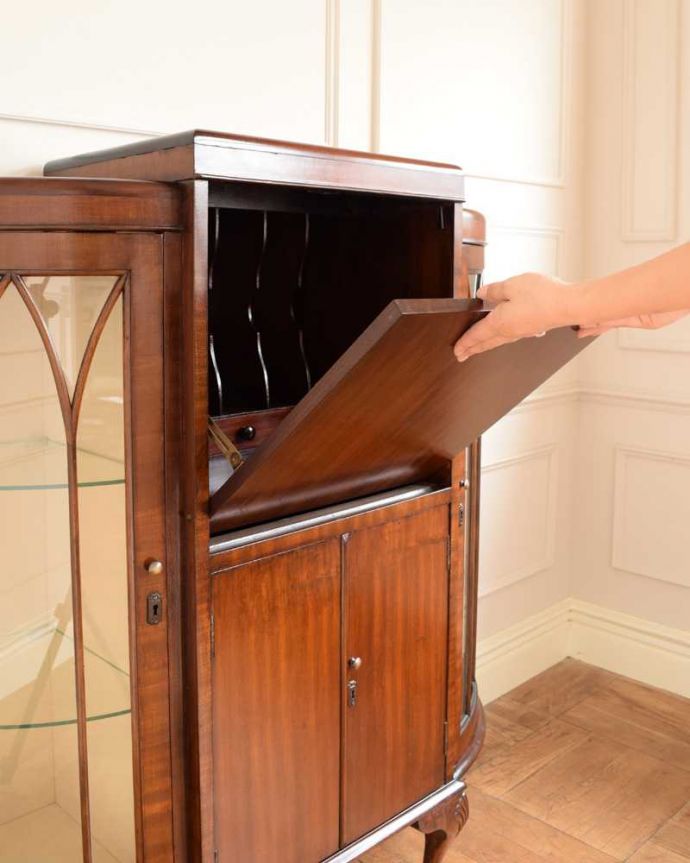 ビューロー　アンティーク家具　本棚とビューローがセットになった、ゴシックデザインのアンティークサイドバイサイド。あっという間にデスクに変身フラップ扉を前に倒すだけで、あっという間にデスクが登場！どんな場所でも使えるデスクです。(q-1922-f)