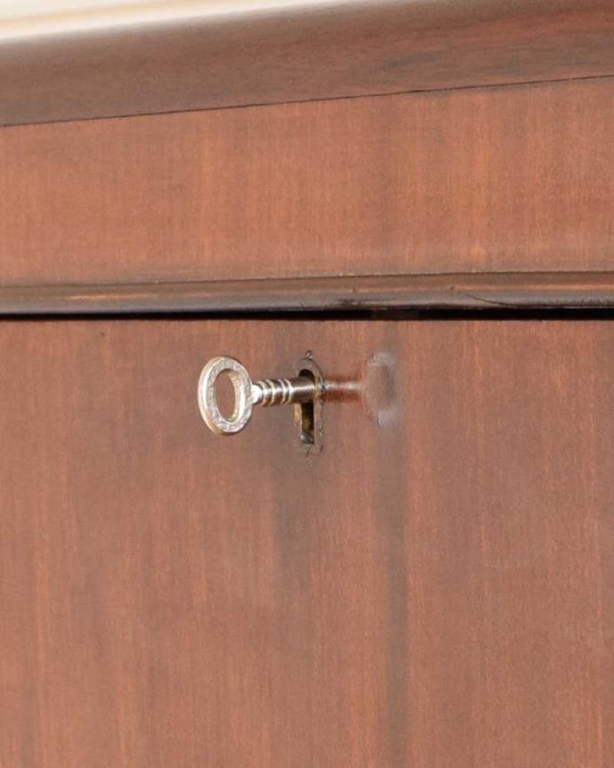 ビューロー　アンティーク家具　本棚とビューローがセットになった、ゴシックデザインのアンティークサイドバイサイド。鍵を使って開けてみましょうアンティークの鍵が一つ付いています。(q-1922-f)