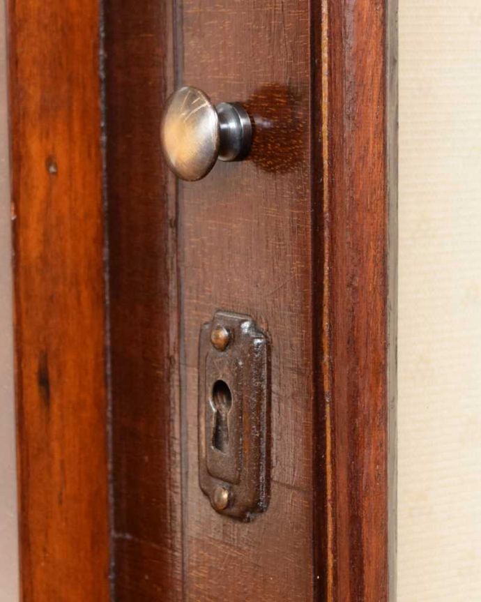 ビューロー　アンティーク家具　本棚とビューローがセットになった、ゴシックデザインのアンティークサイドバイサイド。アンティークらしいデザインちょこんと小さな取っ手が付いています。(q-1922-f)