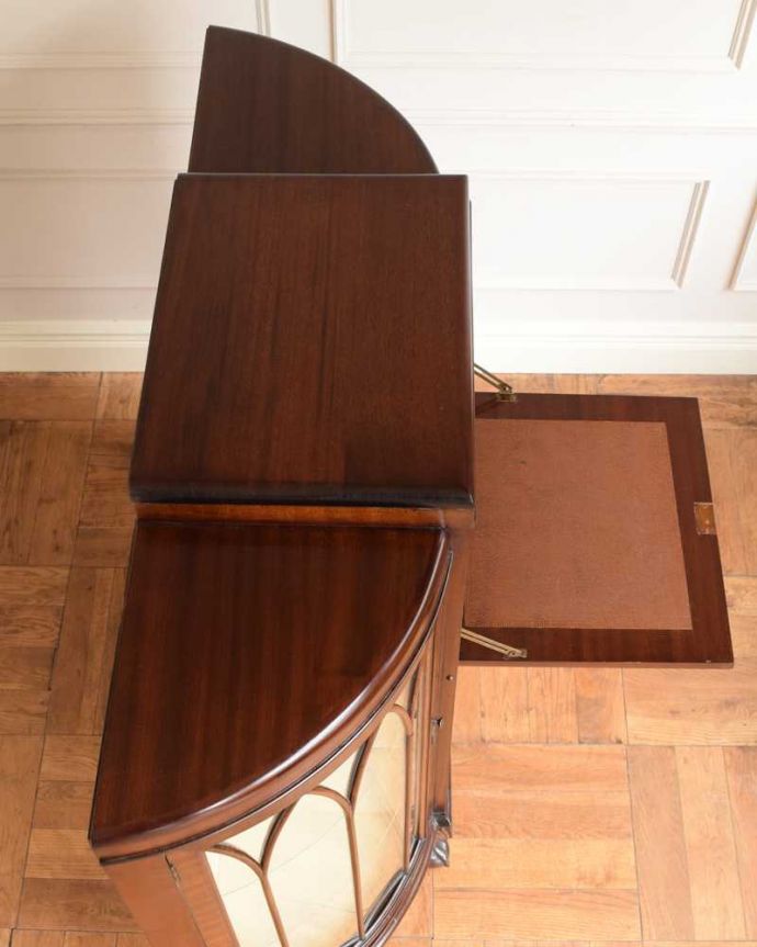 ビューロー　アンティーク家具　本棚とビューローがセットになった、ゴシックデザインのアンティークサイドバイサイド。上から見てみましょう天板の上から見てみるとこんな感じで奥行きが浅い家具なんです。(q-1922-f)