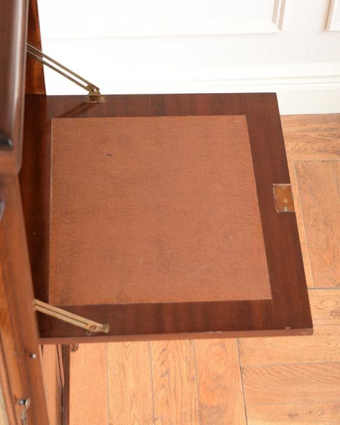 ビューロー　アンティーク家具　本棚とビューローがセットになった、ゴシックデザインのアンティークサイドバイサイド。やっぱり気になるデスク部分デスク部分の天板を近づいて見てみるとこんな感じです。(q-1922-f)