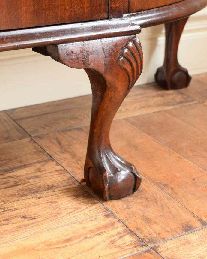 ビューロー　アンティーク家具　本棚とビューローがセットになった、ゴシックデザインのアンティークサイドバイサイド。女性でも運べちゃう理由は･･･Handleのアンティークは、女性1人でも移動が出来るように、脚の裏にフェルトキーパーをお付けしています。(q-1922-f)