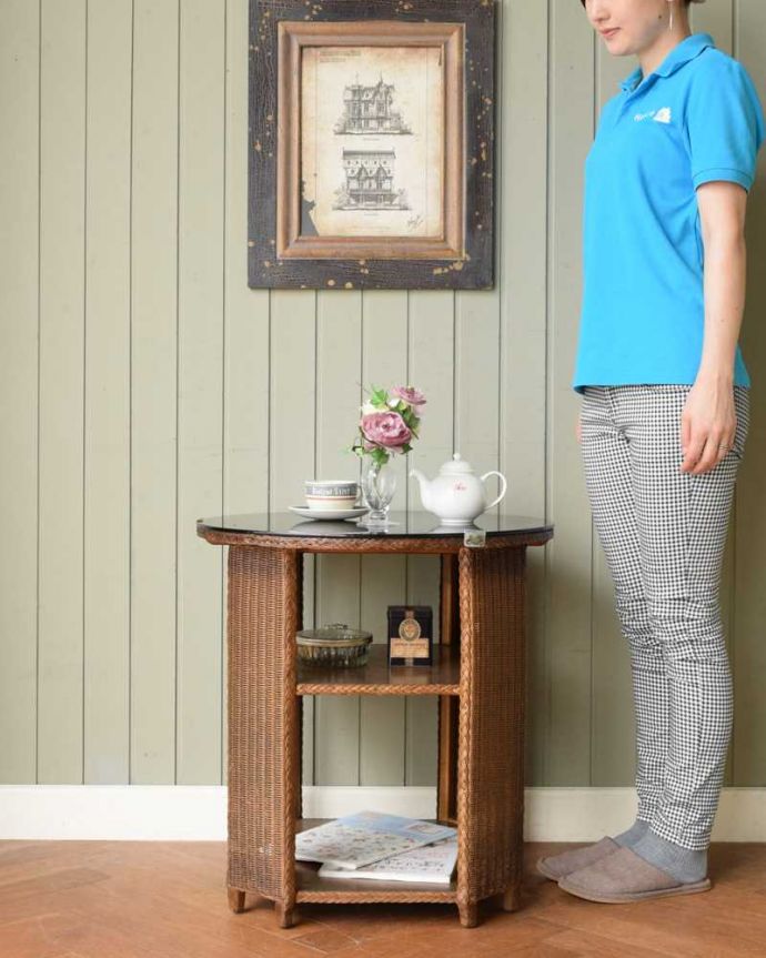 ロイドルーム アンティーク家具 優雅なティータイムに、ガラス天板付きのアンティークロイドルームテーブル。どこでも使える便利なロイドルームのテーブルどんな場所にも気軽に運べていろんな用途で使えるロイドルームのテーブルは、ワイヤーに紙を巻きつけて作られた画期的な家具です。(q-1923-f)