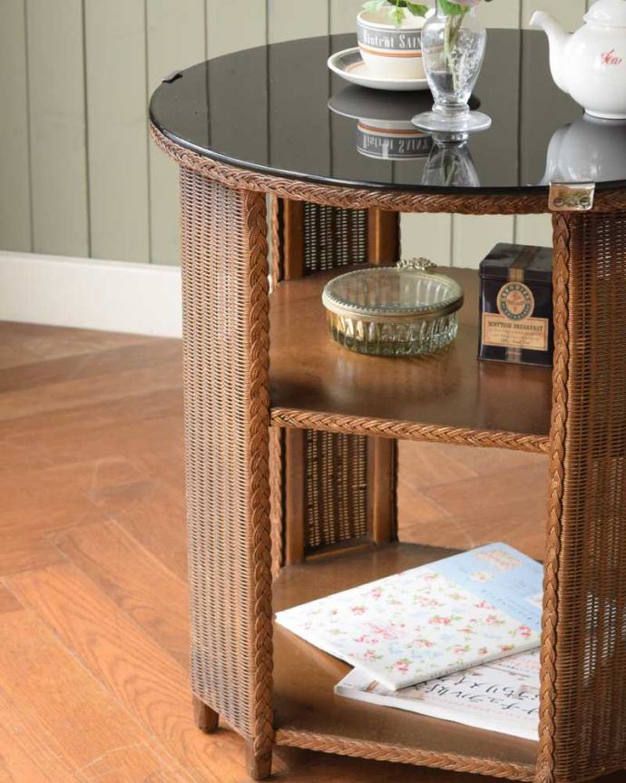 ロイドルーム アンティーク家具 優雅なティータイムに、ガラス天板付きのアンティークロイドルームテーブル。見た目もオシャレいろんなスタイルのインテリアに合わせやすいのが特徴。(q-1923-f)