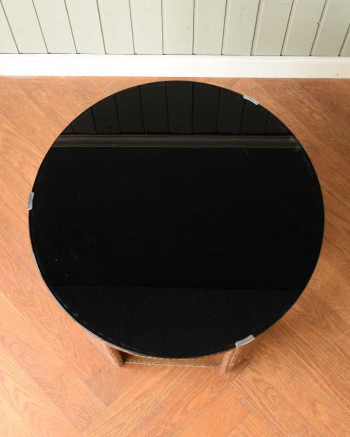 ロイドルーム アンティーク家具 優雅なティータイムに、ガラス天板付きのアンティークロイドルームテーブル。天板の形を見てみると・・・テーブルの形を上から見ると、こんな感じです。(q-1923-f)