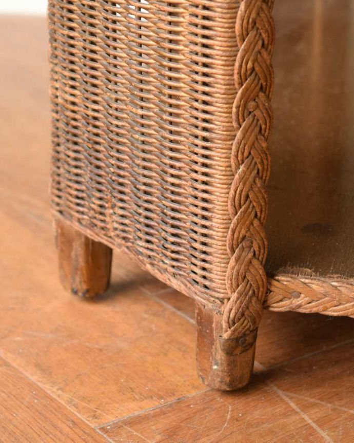 ロイドルーム アンティーク家具 優雅なティータイムに、ガラス天板付きのアンティークロイドルームテーブル。持ち上げなくても移動ラクラクHandleのアンティーク家具の足の裏にはフェルトキーパーをお付けしているので床を滑らせて移動できます。(q-1923-f)