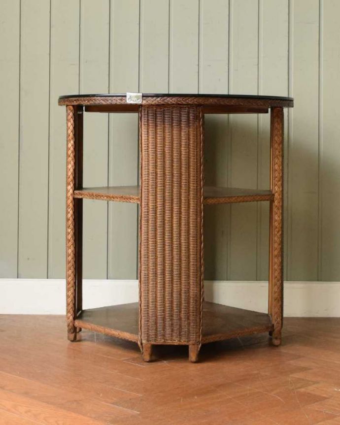 ロイドルーム アンティーク家具 優雅なティータイムに、ガラス天板付きのアンティークロイドルームテーブル。横から見てもキレイですもちろん、横顔だってキレイ!どこから見ても絵になります。(q-1923-f)