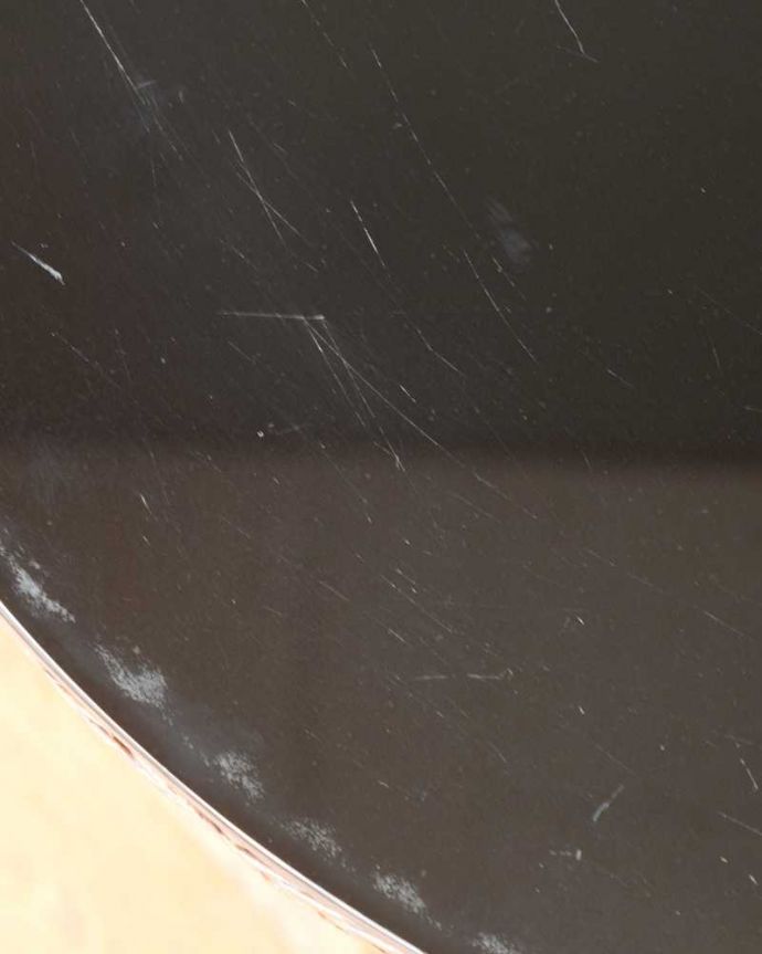 ロイドルーム アンティーク家具 優雅なティータイムに、ガラス天板付きのアンティークロイドルームテーブル。天板を近くで見てみると・・・天板にはガラスがはめ込んであるのでお手入れもラクラクです。(q-1923-f)