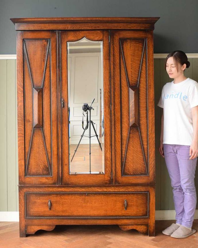 アンティークのキャビネット アンティーク家具 たっぷりお片付けできるアンティーク家具、ミラー付きと引き出しが付いたワードローブ。実は隠れた人気モノのアンティークアンティーク家具の中でリクエストが多いワードローブ。(q-1924-f)