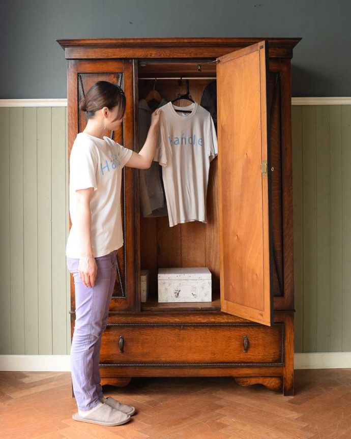 アンティークのキャビネット アンティーク家具 たっぷりお片付けできるアンティーク家具、ミラー付きと引き出しが付いたワードローブ。今日は何を着ようかな?お出かけ前のひとときも、このワードローブがあれば、さらに楽しい時間になります。(q-1924-f)