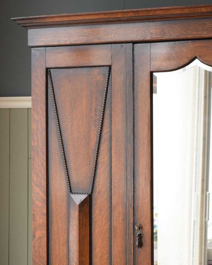 アンティークのキャビネット アンティーク家具 たっぷりお片付けできるアンティーク家具、ミラー付きと引き出しが付いたワードローブ。アンティークらしい装飾が魅力サイズの大きい家具だからこそ、やっぱり美しい装飾がアンティークの魅力。(q-1924-f)