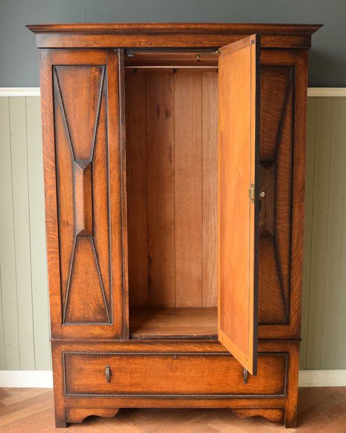 アンティークのキャビネット アンティーク家具 たっぷりお片付けできるアンティーク家具、ミラー付きと引き出しが付いたワードローブ。扉を開けて中を見ると・・・こんな感じで、たっぷり収納できます。(q-1924-f)