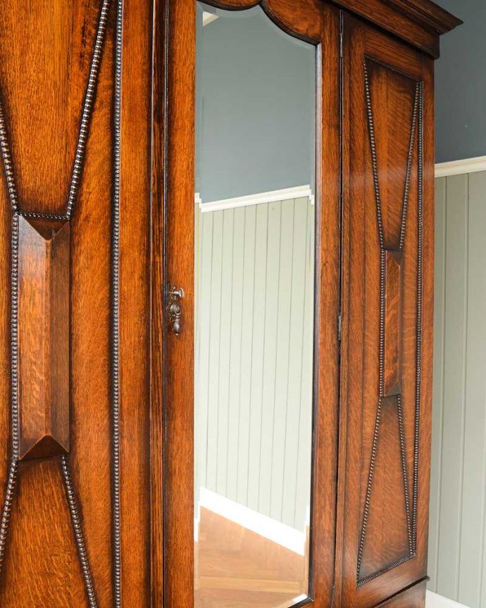 アンティークのキャビネット アンティーク家具 たっぷりお片付けできるアンティーク家具、ミラー付きと引き出しが付いたワードローブ。新しいミラーでお届けしますこちらは新しいミラーに交換しました。(q-1924-f)