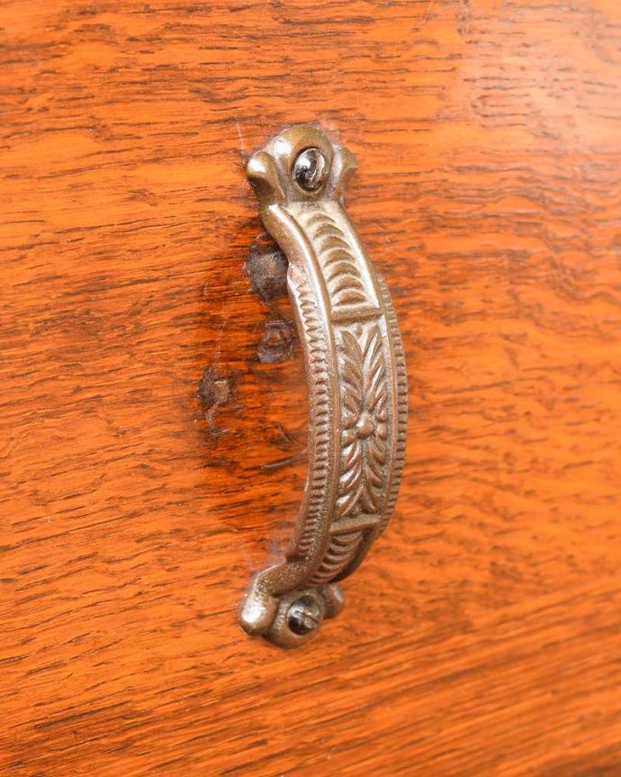 アンティークのキャビネット アンティーク家具 たっぷりお片付けできるアンティーク家具、ミラー付きと引き出しが付いたワードローブ。アンティークらしい素敵な取っ手取っ手のデザインも美しい・・・こんなところからもアンティークらしさが感じられます。(q-1924-f)