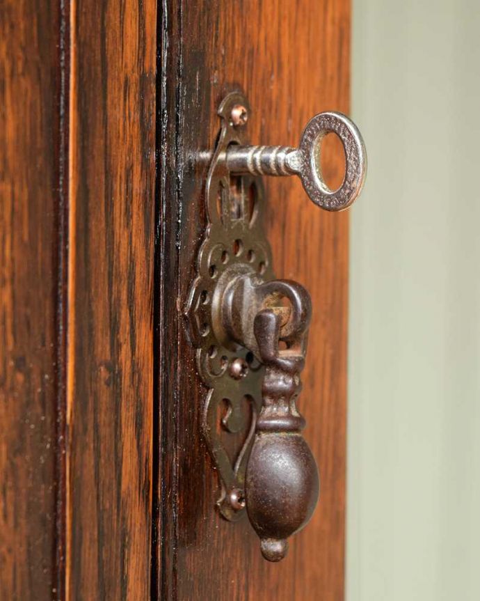 アンティークのキャビネット アンティーク家具 たっぷりお片付けできるアンティーク家具、ミラー付きと引き出しが付いたワードローブ。アンティークらしい素敵な取っ手味わい深いアンティークらしい取っ手のデザインからも時間の流れが感じられます。(q-1924-f)