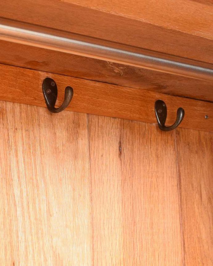 アンティークのキャビネット アンティーク家具 たっぷりお片付けできるアンティーク家具、ミラー付きと引き出しが付いたワードローブ。お洋服を掛ける場所ポールが付いているので、ここにハンガーを掛けてください。(q-1924-f)