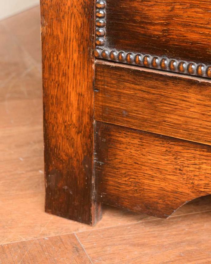 アンティークのキャビネット アンティーク家具 たっぷりお片付けできるアンティーク家具、ミラー付きと引き出しが付いたワードローブ。女性でも運べちゃう理由は・・・Handleのアンティークは、脚の裏にフェルトキーパーをお付けしていますので、重い家具でも床を滑らせて移動出来ます。(q-1924-f)