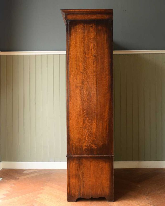 アンティークのキャビネット アンティーク家具 たっぷりお片付けできるアンティーク家具、ミラー付きと引き出しが付いたワードローブ。横から見た姿もステキ正面だけじゃなく横から見るとこんな感じです。(q-1924-f)