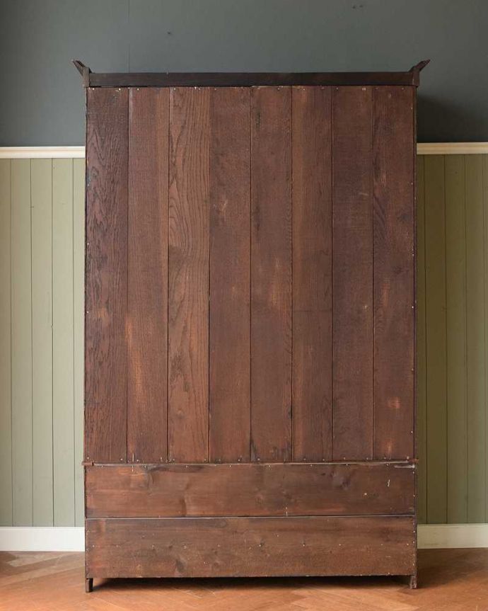 アンティークのキャビネット アンティーク家具 たっぷりお片付けできるアンティーク家具、ミラー付きと引き出しが付いたワードローブ。実は後ろ姿もキレイなんです。(q-1924-f)