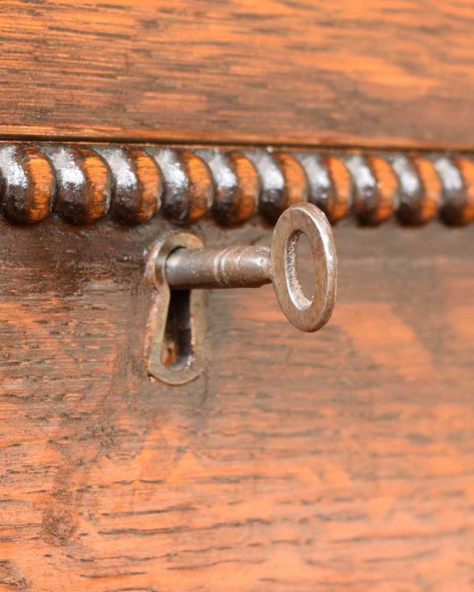 アンティークのキャビネット アンティーク家具 たっぷりお片付けできるアンティーク家具、ミラー付きと引き出しが付いたワードローブ。引き出しにも鍵が付いています。(q-1924-f)