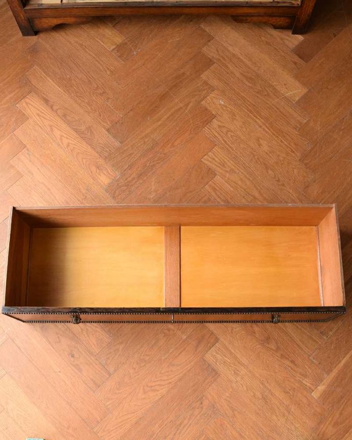 アンティークのキャビネット アンティーク家具 たっぷりお片付けできるアンティーク家具、ミラー付きと引き出しが付いたワードローブ。たっぷり収納出来るキレイな引き出しお洋服もたくさん入る引き出し。(q-1924-f)