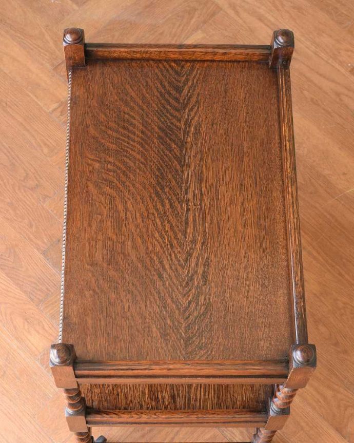 アンティークのワゴン・トローリー　アンティーク家具　イギリスで見つけたアンティークトロリー（ワゴン）。上から見るとこんな形です修復にもいろんな方法がありますが、Handleではこだわって仕上げています。(q-1925-f)