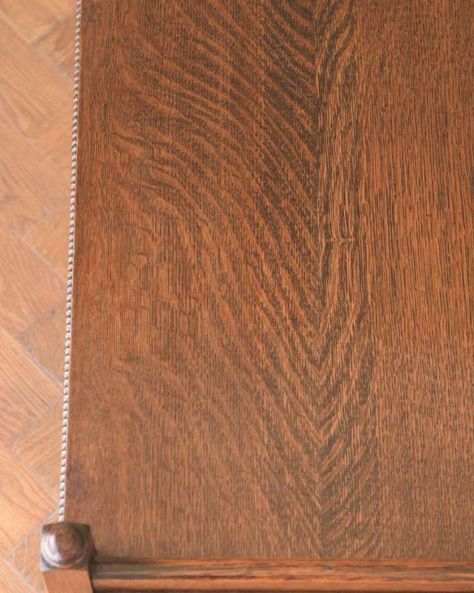 アンティークのワゴン・トローリー　アンティーク家具　イギリスで見つけたアンティークトロリー（ワゴン）。近づいてみると･･･修復にもいろんな方法がありますが、Handleでは塗装にこだわって古い塗装を剥離して再塗装していますのでピカピカです。(q-1925-f)