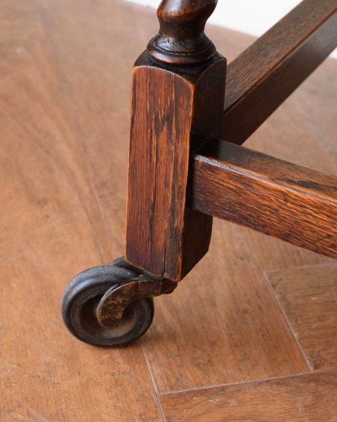 アンティークのワゴン・トローリー　アンティーク家具　イギリスで見つけたアンティークトロリー（ワゴン）。ちゃんと動きます脚先にはキャスターが。(q-1925-f)