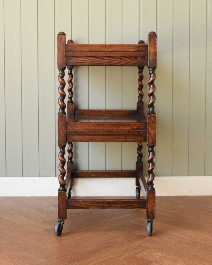 アンティークのワゴン・トローリー　アンティーク家具　イギリスで見つけたアンティークトロリー（ワゴン）。360度、どこから見てもキレイアンティークは新品ではないので、もちろん経年変化によるキズはありますが、専門の職人がキレイにお直しをしているので、どの角度から見てもキレイです。(q-1925-f)