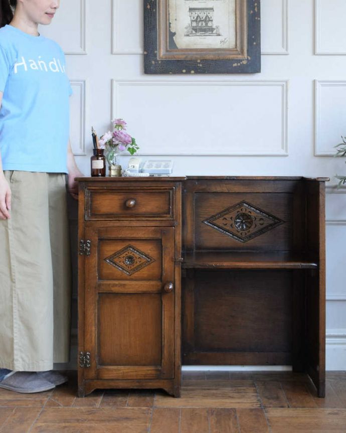 アンティークのキャビネット アンティーク家具 お花の彫が素敵なアンティーク英国家具、おしゃれなテレフォンベンチ(電話台)。いろんな場所で便利に使えるアンティーク座れると同時に美しい装飾たちが壁を彩ってくれるので、お部屋の華やかなディスプレイになります(モデルの身長は156cmです)。(q-1927-f)