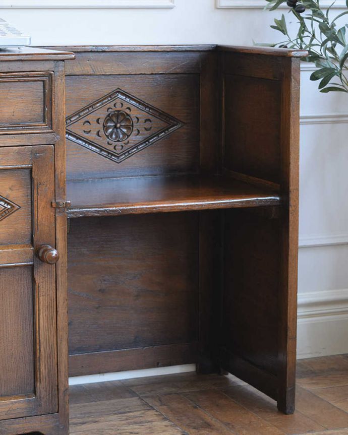 アンティークのキャビネット アンティーク家具 お花の彫が素敵なアンティーク英国家具、おしゃれなテレフォンベンチ(電話台)。アンティークらしい装飾が魅力豪華な彫りの美しさがアンティークらしい雰囲気。(q-1927-f)