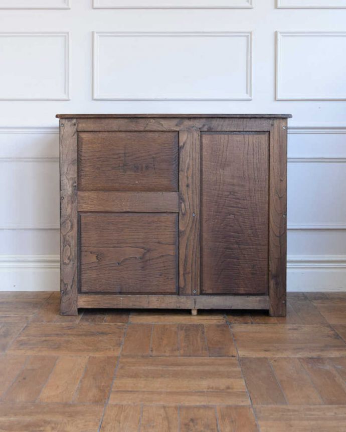 アンティークのキャビネット アンティーク家具 お花の彫が素敵なアンティーク英国家具、おしゃれなテレフォンベンチ(電話台)。後ろ姿も見て下さい。(q-1927-f)