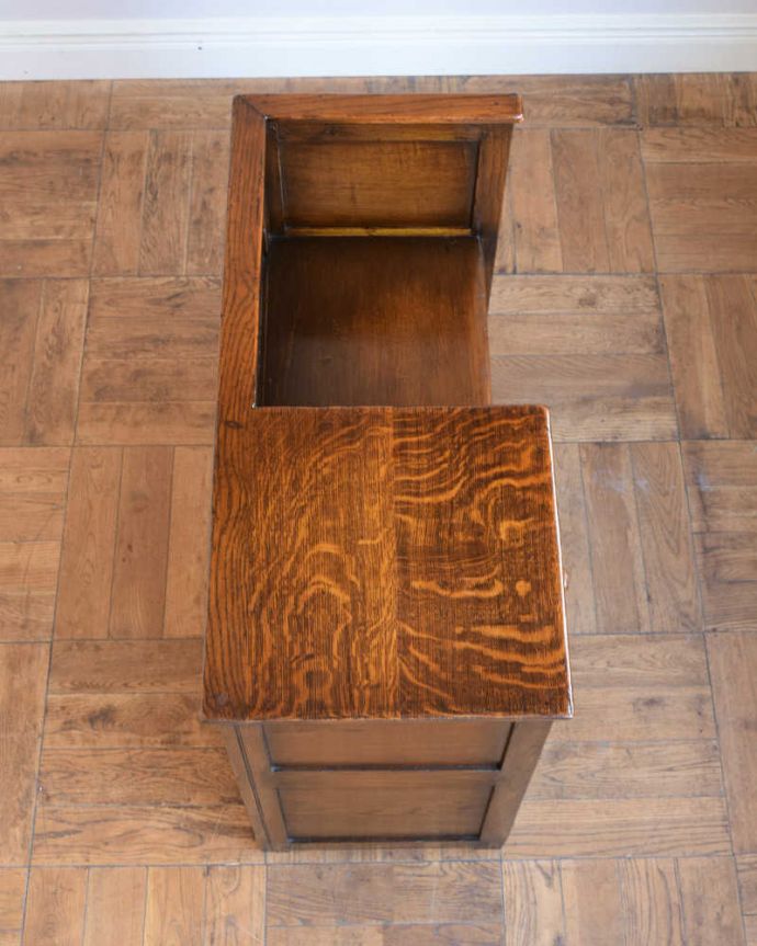 アンティークのキャビネット アンティーク家具 お花の彫が素敵なアンティーク英国家具、おしゃれなテレフォンベンチ(電話台)。天板もピカピカに仕上げました一番目立つ場所だから、修復の時、天板もキレイに仕上げました。(q-1927-f)