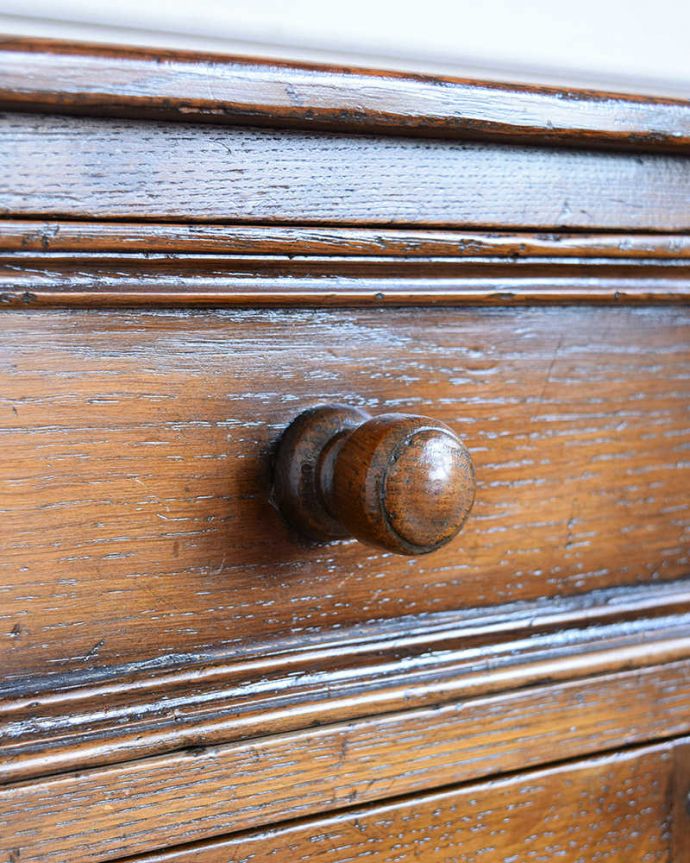 アンティークのキャビネット アンティーク家具 お花の彫が素敵なアンティーク英国家具、おしゃれなテレフォンベンチ(電話台)。開ける度にワクワク・・・コロンとした小さな木の取っ手です。(q-1927-f)