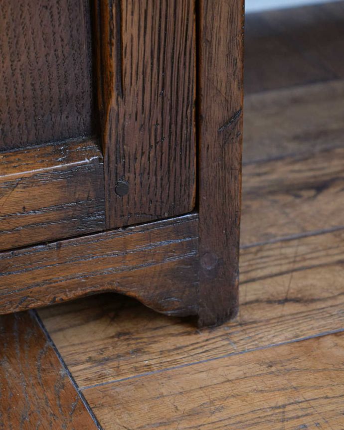 アンティークのキャビネット アンティーク家具 お花の彫が素敵なアンティーク英国家具、おしゃれなテレフォンベンチ(電話台)。女性1人でラクラク運べちゃう仕掛けHandleのアンティークは、脚の裏にフェルトキーパーをお付けしています。(q-1927-f)