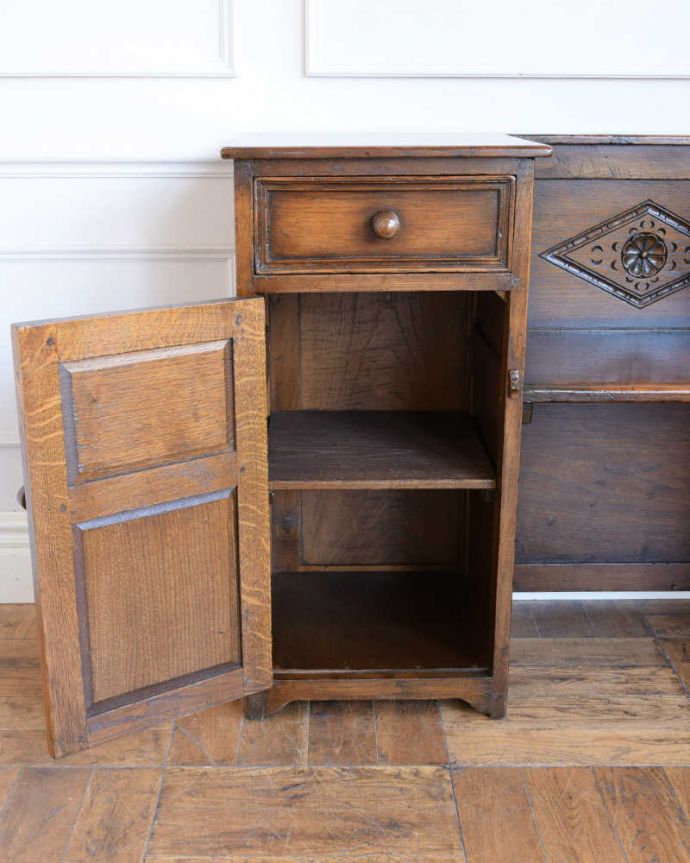 アンティークのキャビネット アンティーク家具 お花の彫が素敵なアンティーク英国家具、おしゃれなテレフォンベンチ(電話台)。扉を開けてみると…中が見えない扉の中も、キレイに修復しました。(q-1927-f)